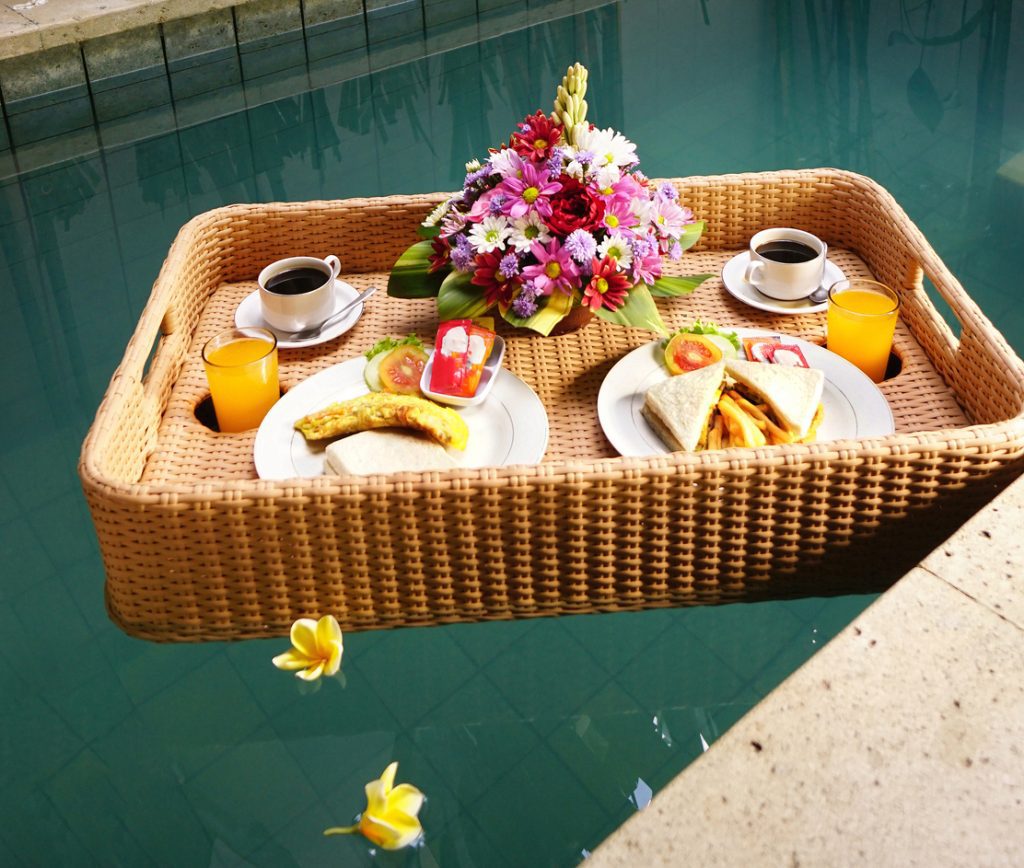 A floating snack bar in a swimming pool - MPG